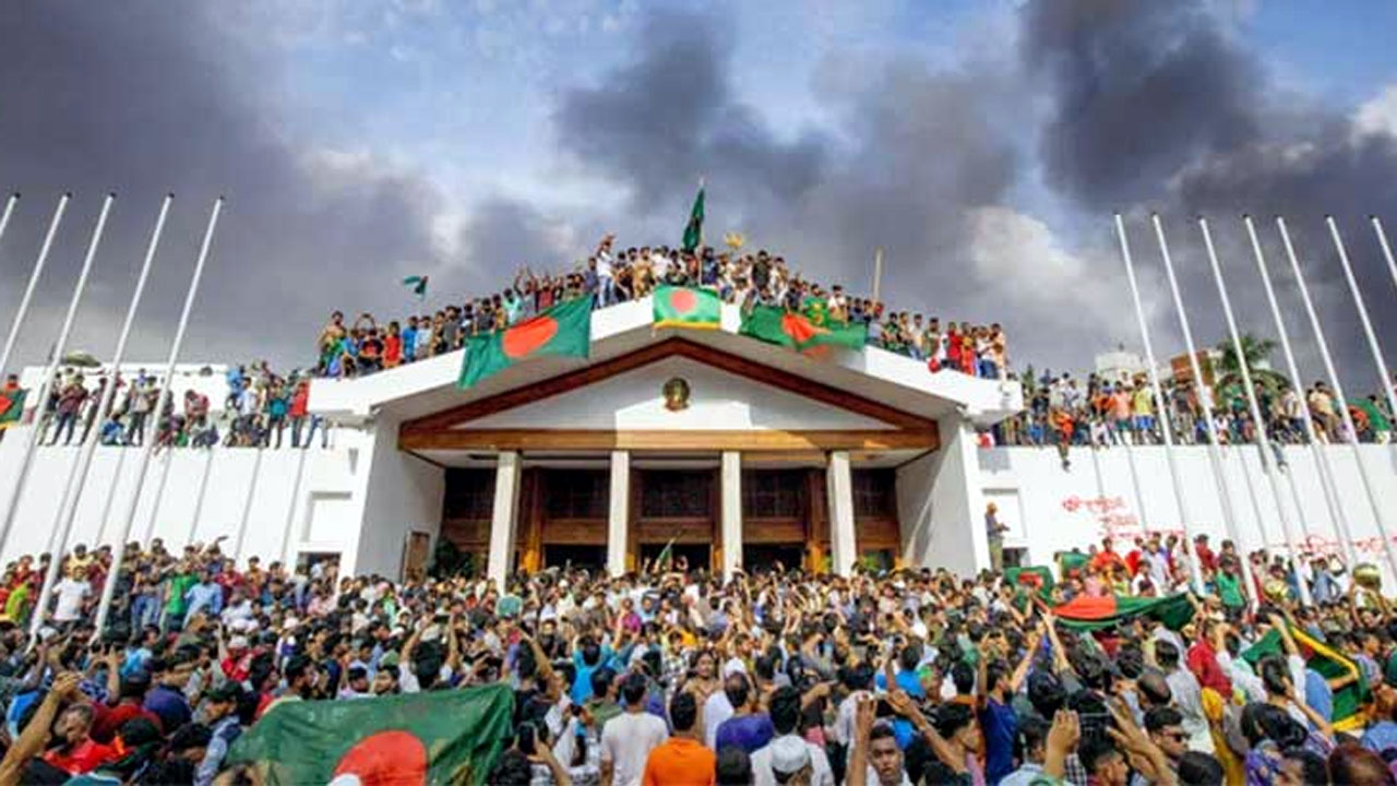 ‘জুলাই ঘোষণা’ আসন্ন: সংবিধান স্থগিত ও সরকারে বড় পরিবর্তনের সম্ভাবনা