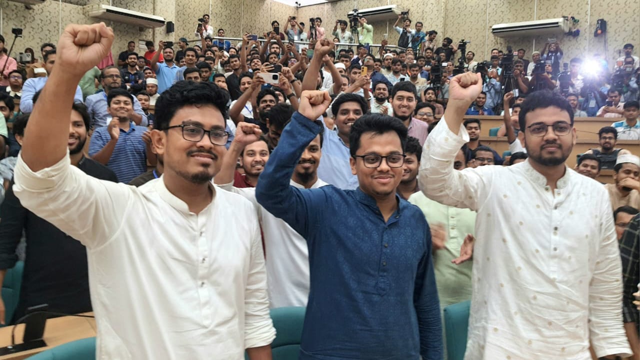 ডাকসু নির্বাচনে শিবির সমর্থিত প্যানেল বিপুল ভোটে জয়ী