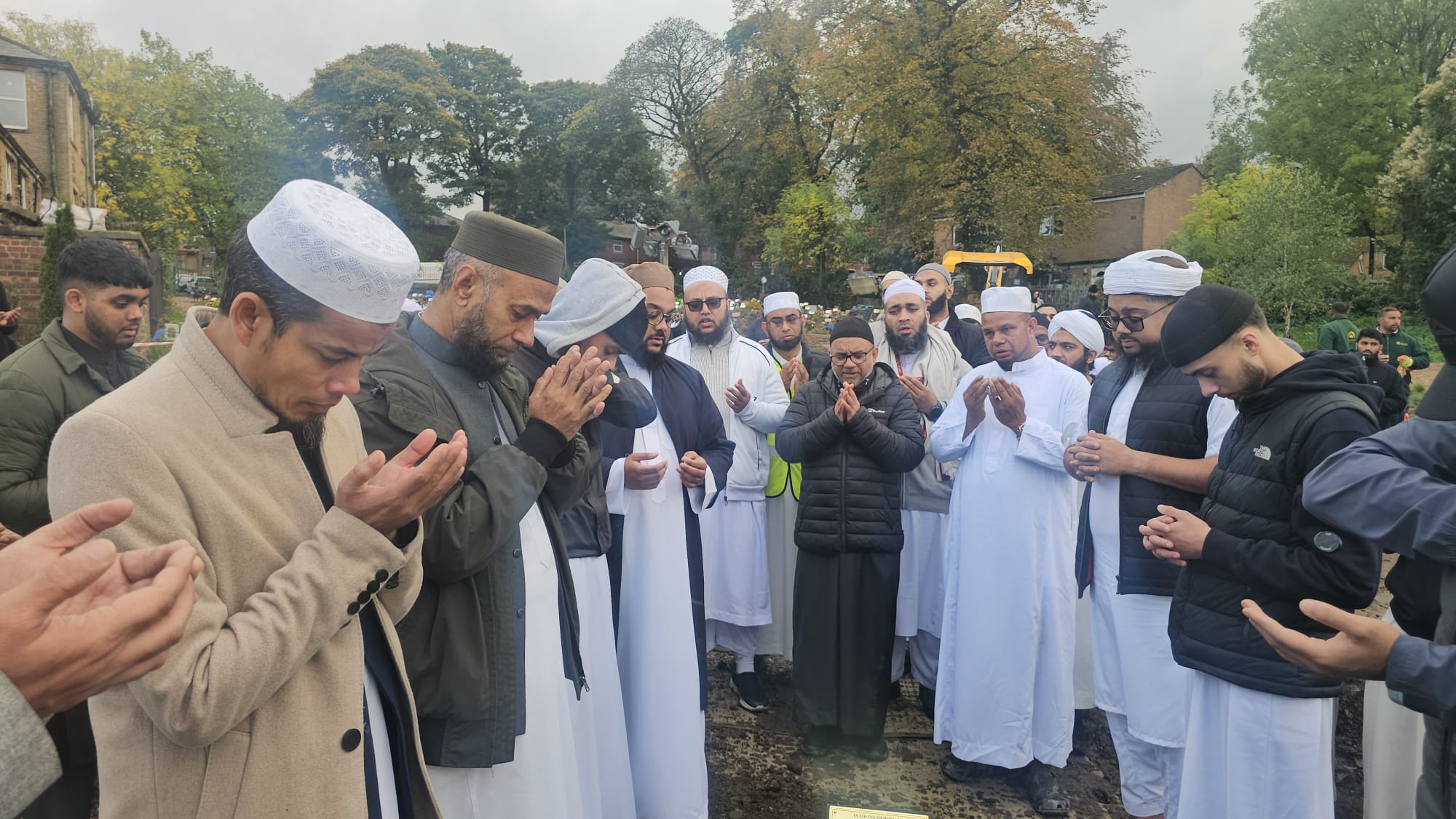 হাজারো মানুষের অশ্রুসিক্ত ভালোবাসায় বিদায় নিলেন বায়তুল আমান জামে মসজিদের ইমাম মাওলানা আব্দুল মতিন